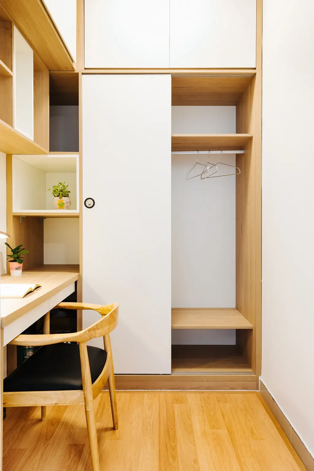 Phòng làm việc - Căn hộ tối giản với ý tưởng phòng khách kiểu Nhật  | Space T
