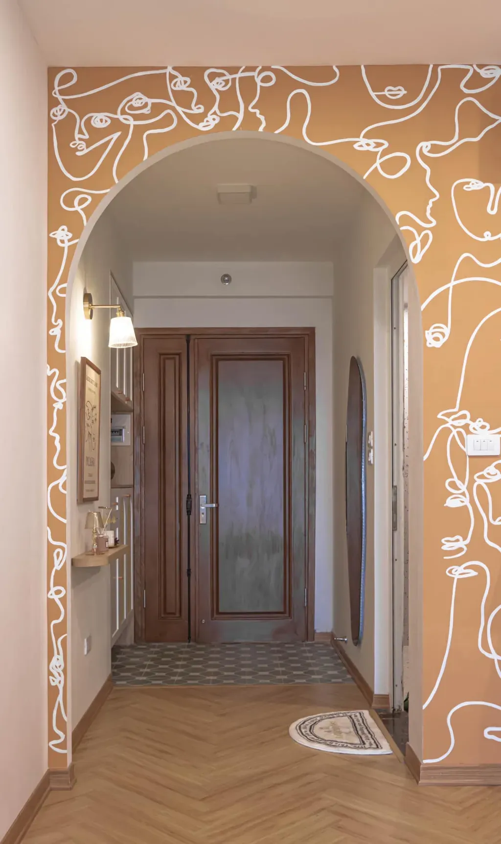 Lối vào - Câu chuyện tổ ấm đầu tiên màu cam cháy và xanh rêu | Space T