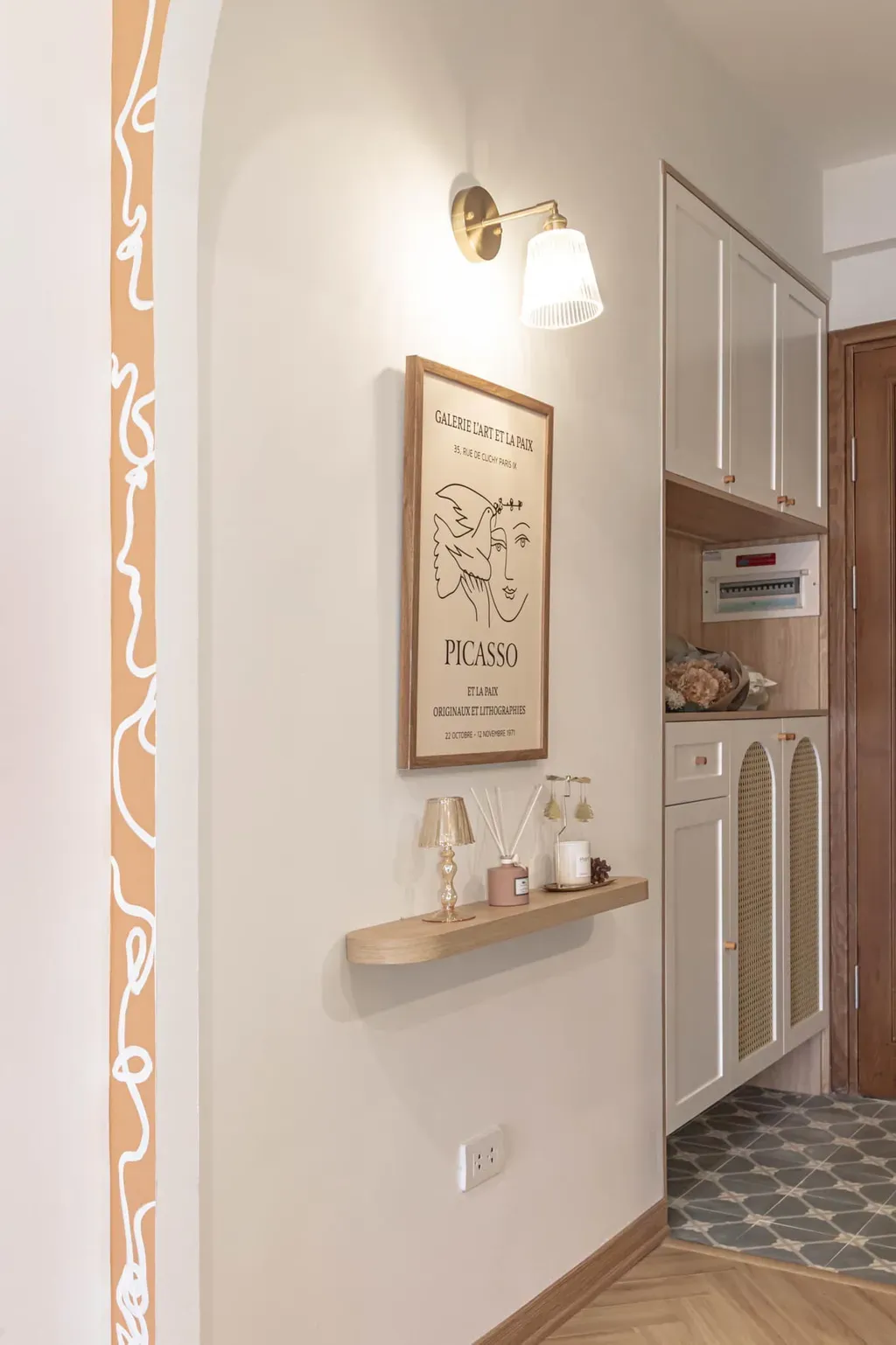 Lối vào - Câu chuyện tổ ấm đầu tiên màu cam cháy và xanh rêu | Space T