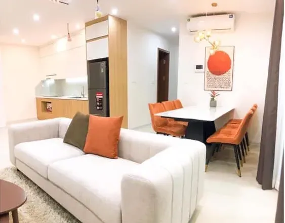 Phòng khách - Căn hộ 99m2 bố trí nội thất hợp lý với sắc cam - trắng trang nhã hiện đại | Space T