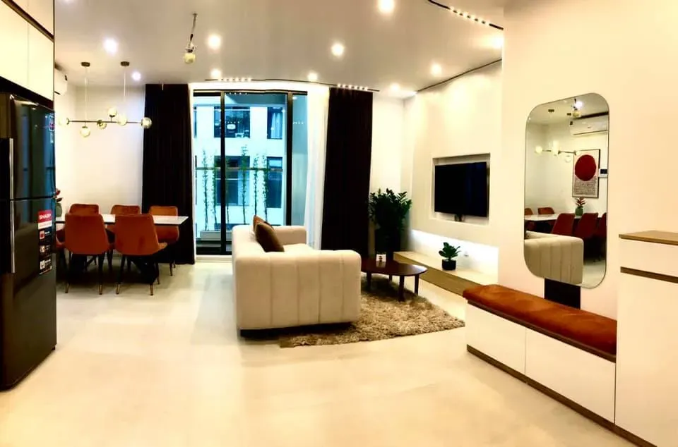 Phòng khách - Căn hộ 99m2 bố trí nội thất hợp lý với sắc cam - trắng trang nhã hiện đại | Space T
