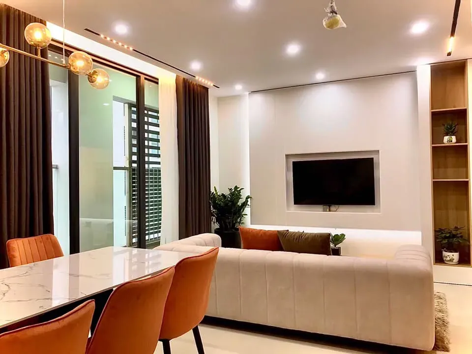 Phòng khách - Căn hộ 99m2 bố trí nội thất hợp lý với sắc cam - trắng trang nhã hiện đại | Space T