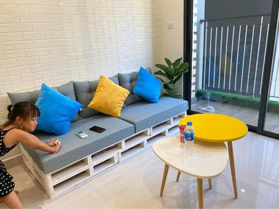 Phòng khách - Tự đóng nội thất bằng gỗ pallet: tiết kiệm tối ưu mà nhà vẫn xinh  | Space T