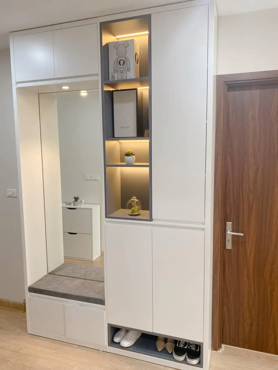 Lối vào - Căn hộ tông xám với phong cách đơn giản, kết hợp chất liệu gỗ ấm áp | Space T