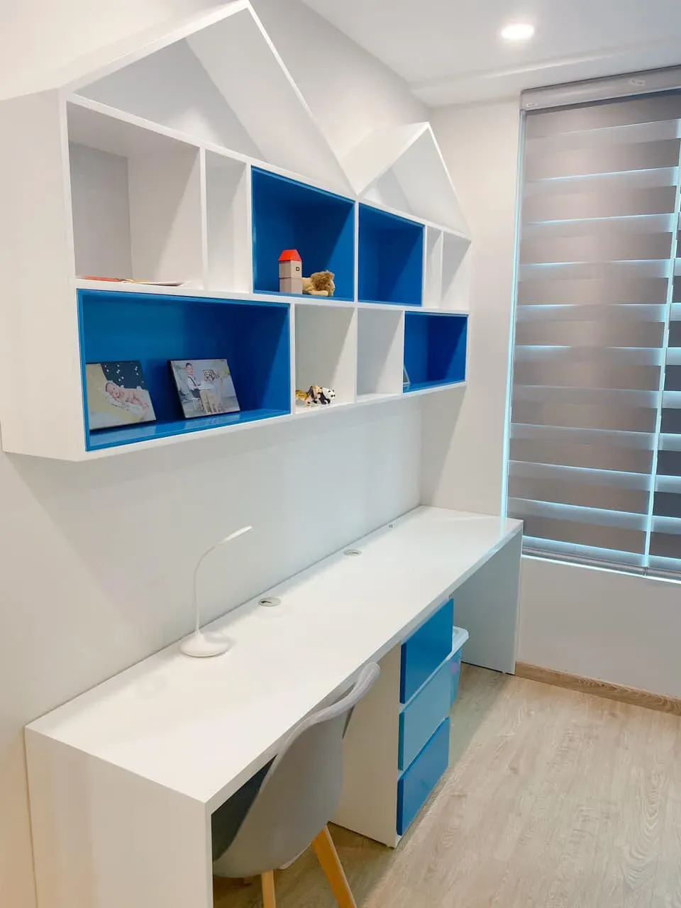 Phòng ngủ, Phòng làm việc - Căn hộ tông xám với phong cách đơn giản, kết hợp chất liệu gỗ ấm áp | Space T