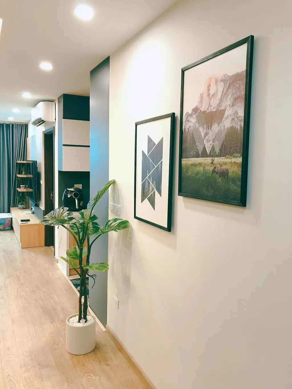 Lối vào - Căn hộ tông xám với phong cách đơn giản, kết hợp chất liệu gỗ ấm áp | Space T