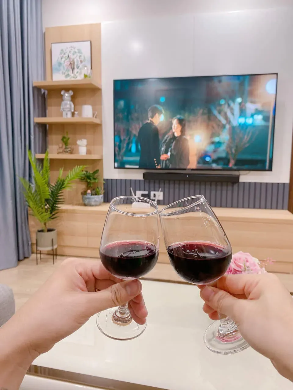 Phòng khách - Căn hộ tông xám với phong cách đơn giản, kết hợp chất liệu gỗ ấm áp | Space T