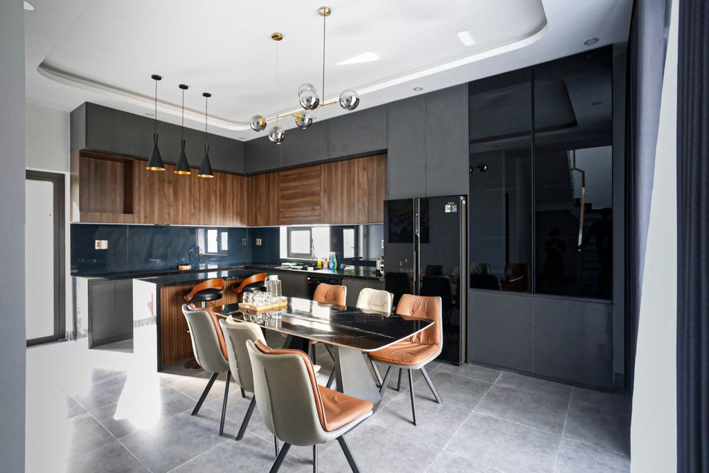 Phòng bếp - Nhà phố 80m2 xây kiểu Hiện đại, tối ưu không gian với tông màu xám - đen sang trọng  | Space T