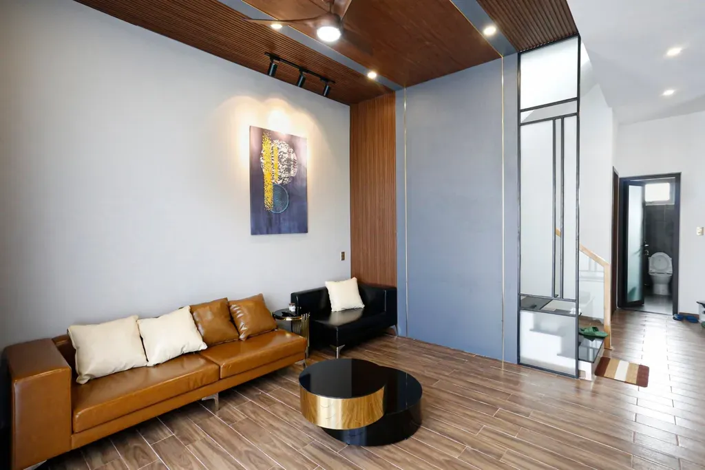 Phòng khách - Nhà phố 80m2 xây kiểu Hiện đại, tối ưu không gian với tông màu xám - đen sang trọng | Space T