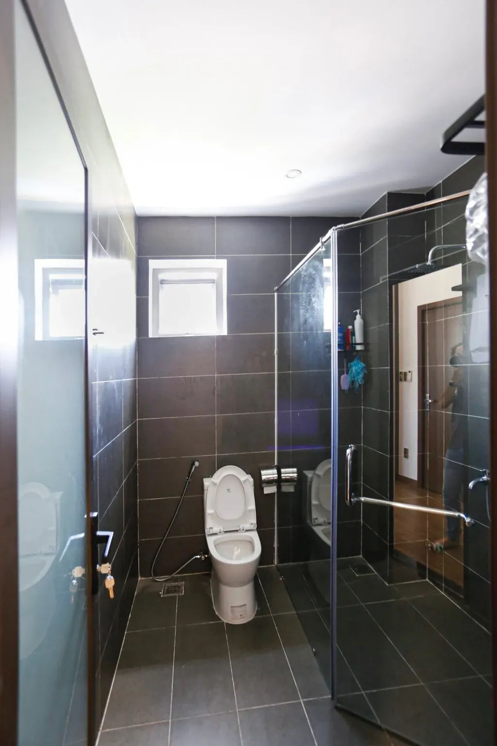 Phòng tắm - Nhà phố 80m2 xây kiểu Hiện đại, tối ưu không gian với tông màu xám - đen sang trọng | Space T