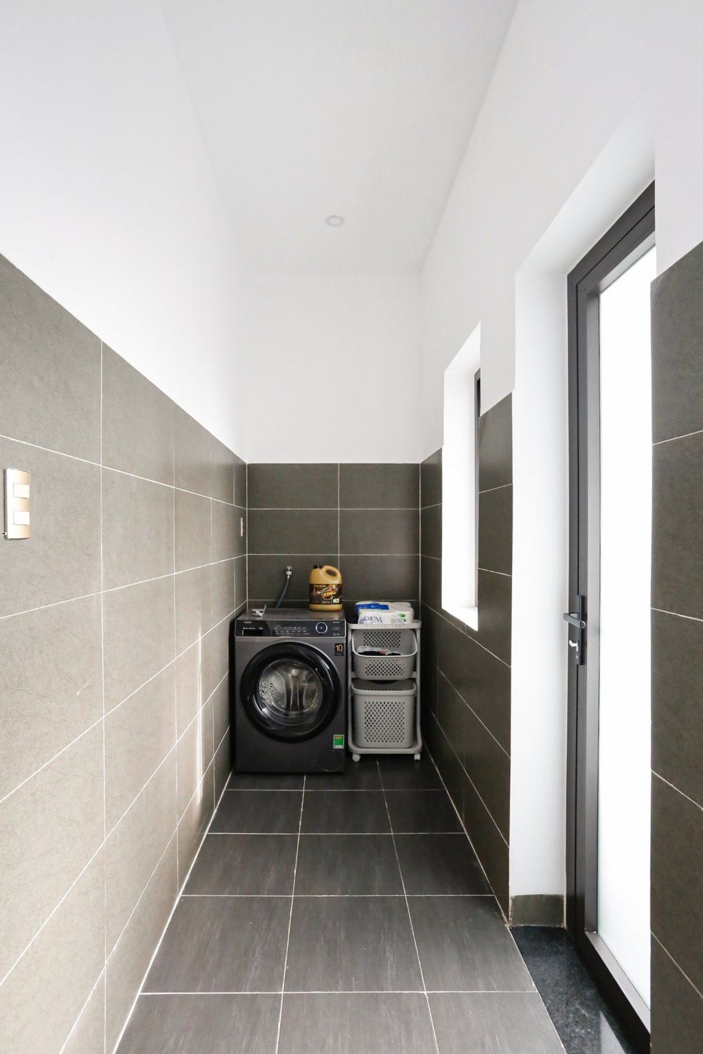 Phòng giặt - Nhà phố 80m2 xây kiểu Hiện đại, tối ưu không gian với tông màu xám - đen sang trọng  | Space T