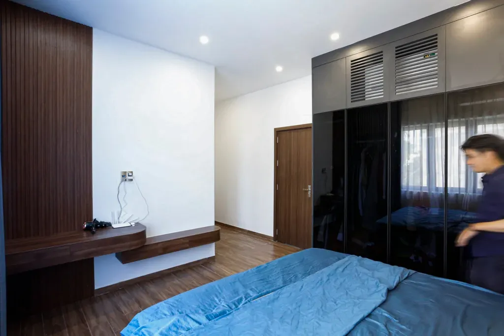Phòng ngủ - Nhà phố 80m2 xây kiểu Hiện đại, tối ưu không gian với tông màu xám - đen sang trọng | Space T