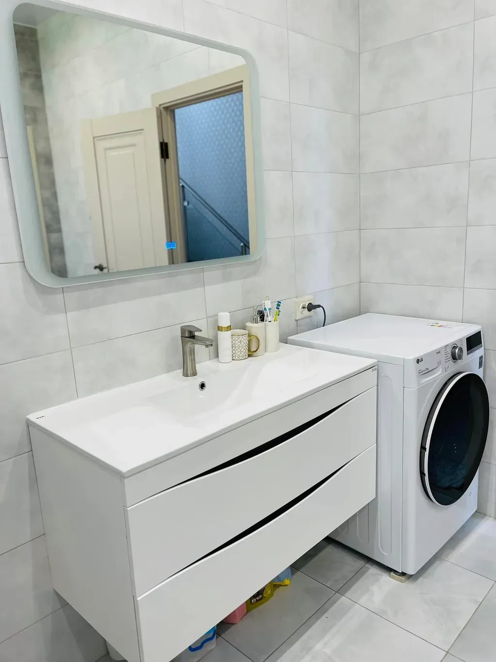 Phòng tắm, Lối vào - Tổ ấm ở Nga của vợ chồng mình: hiện đại, đơn giản giao thoa Á- Âu | Space T