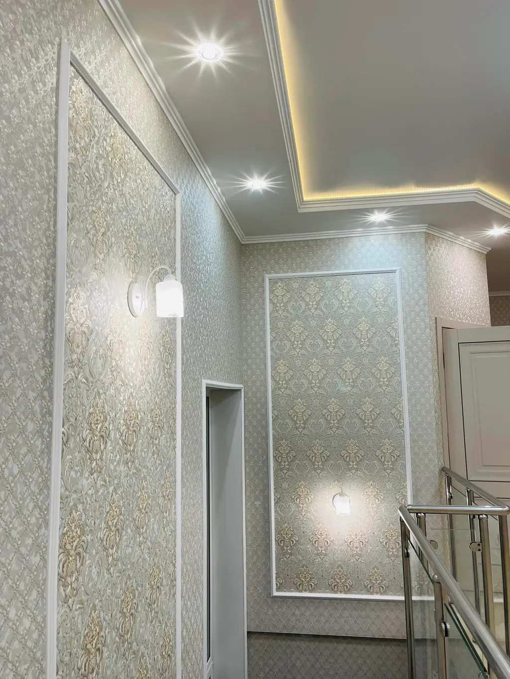 Lối vào - Tổ ấm ở Nga của vợ chồng mình: hiện đại, đơn giản giao thoa Á- Âu | Space T