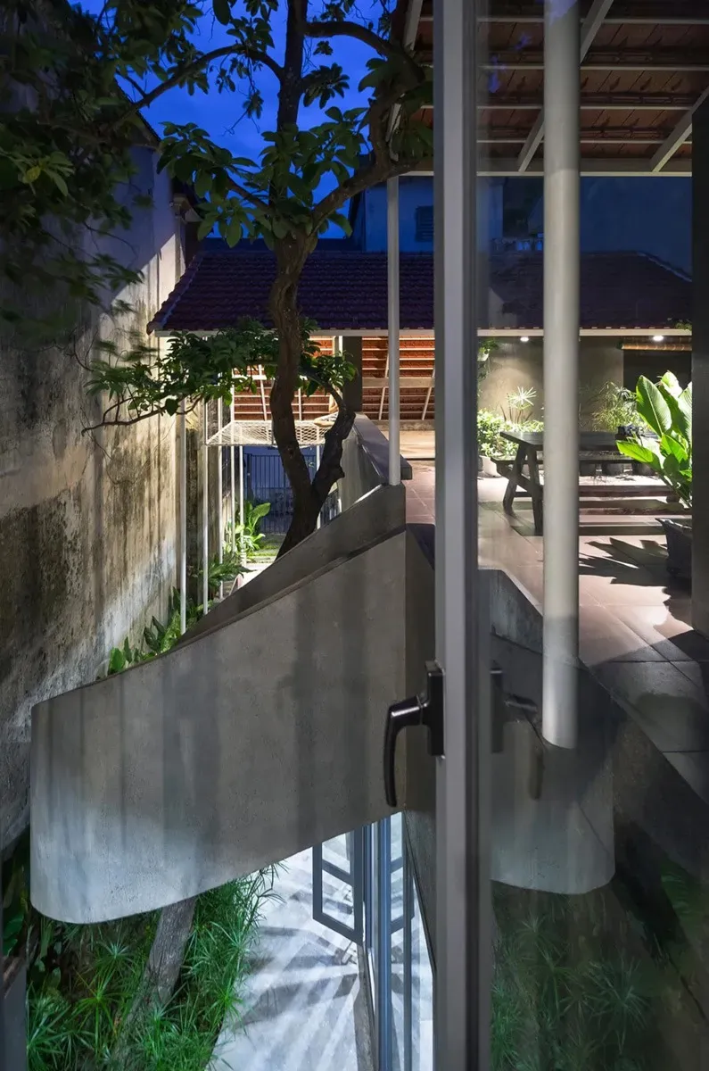 Lối vào - Nhiếp ảnh gia tại Nghệ An xây nhà kiểu lạ: chỉ trát xi măng mà chi phí lại đến 800 triệu đồng | Space T
