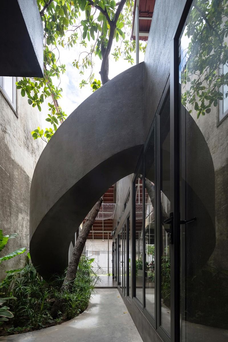 Cầu thang - Nhiếp ảnh gia tại Nghệ An xây nhà kiểu lạ: chỉ trát xi măng mà chi phí lại đến 800 triệu đồng  | Space T