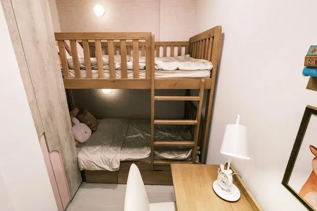 Phòng ngủ, Phòng cho bé - Tổ ấm 40m2 của vợ chồng 2 con phong cách Mid-century modern  | Space T