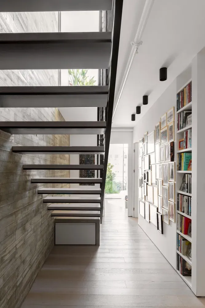 Lối vào, Cầu thang - Căn hộ duplex 180m2 tại Israel với kết cấu “đảo ngược” độc đáo | Space T