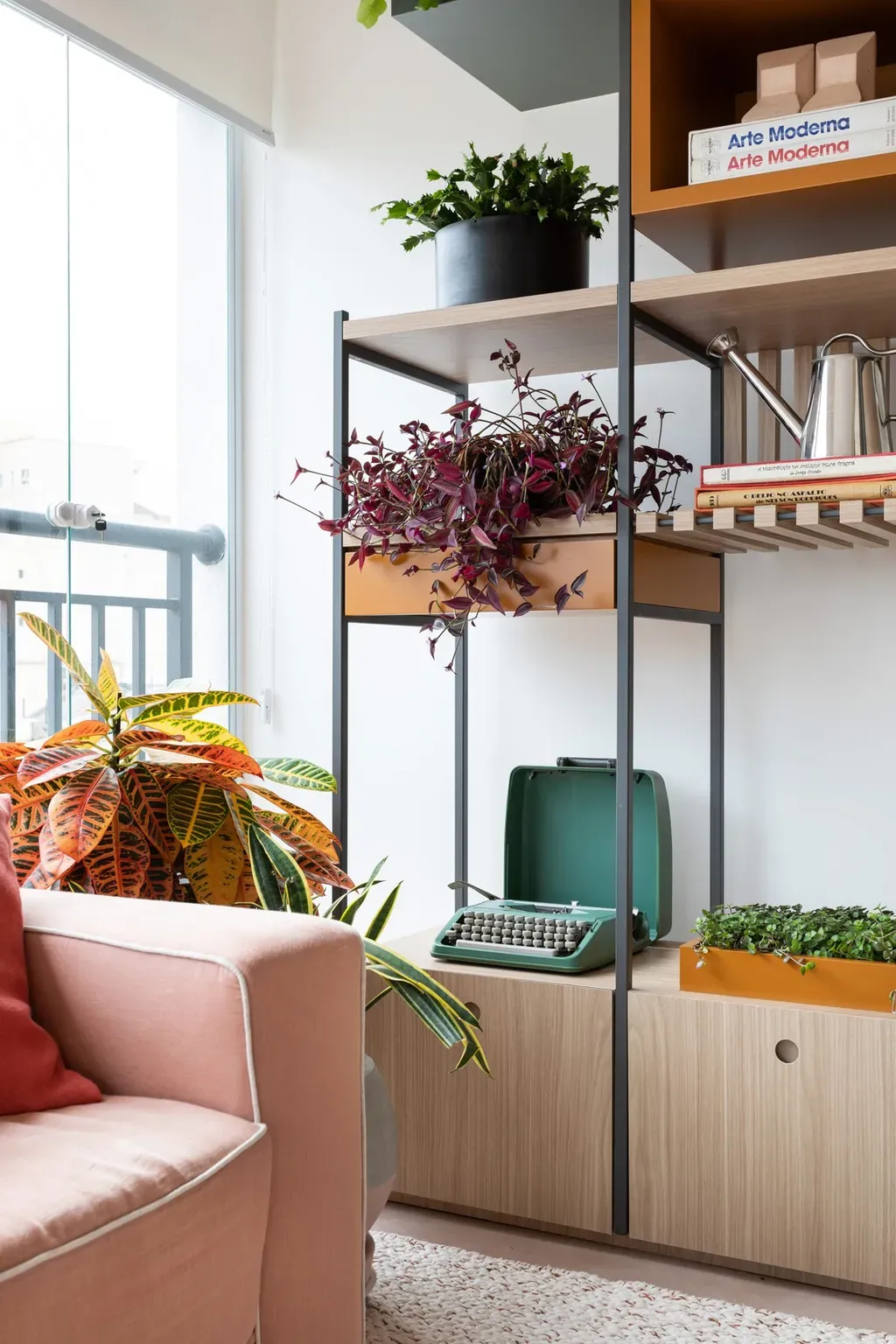 Phòng khách - Căn hộ 40m2 phối màu ngẫu hứng của gia chủ yêu thời trang | Space T