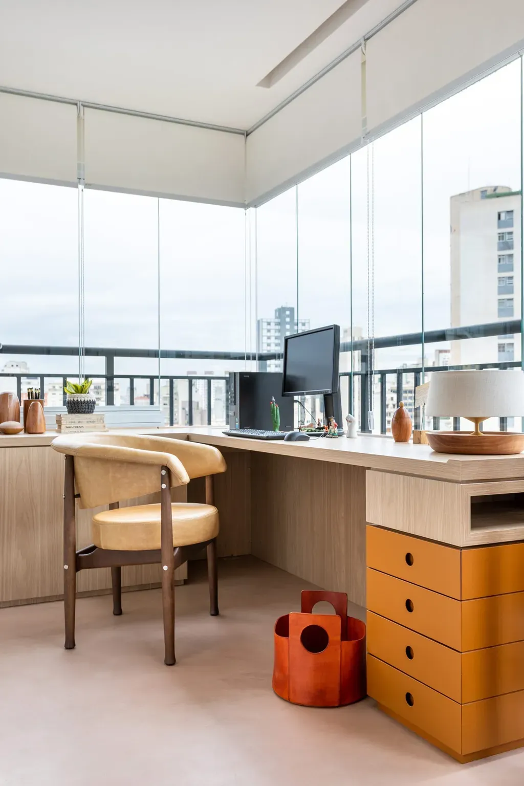 Phòng làm việc - Căn hộ 40m2 phối màu ngẫu hứng của gia chủ yêu thời trang | Space T