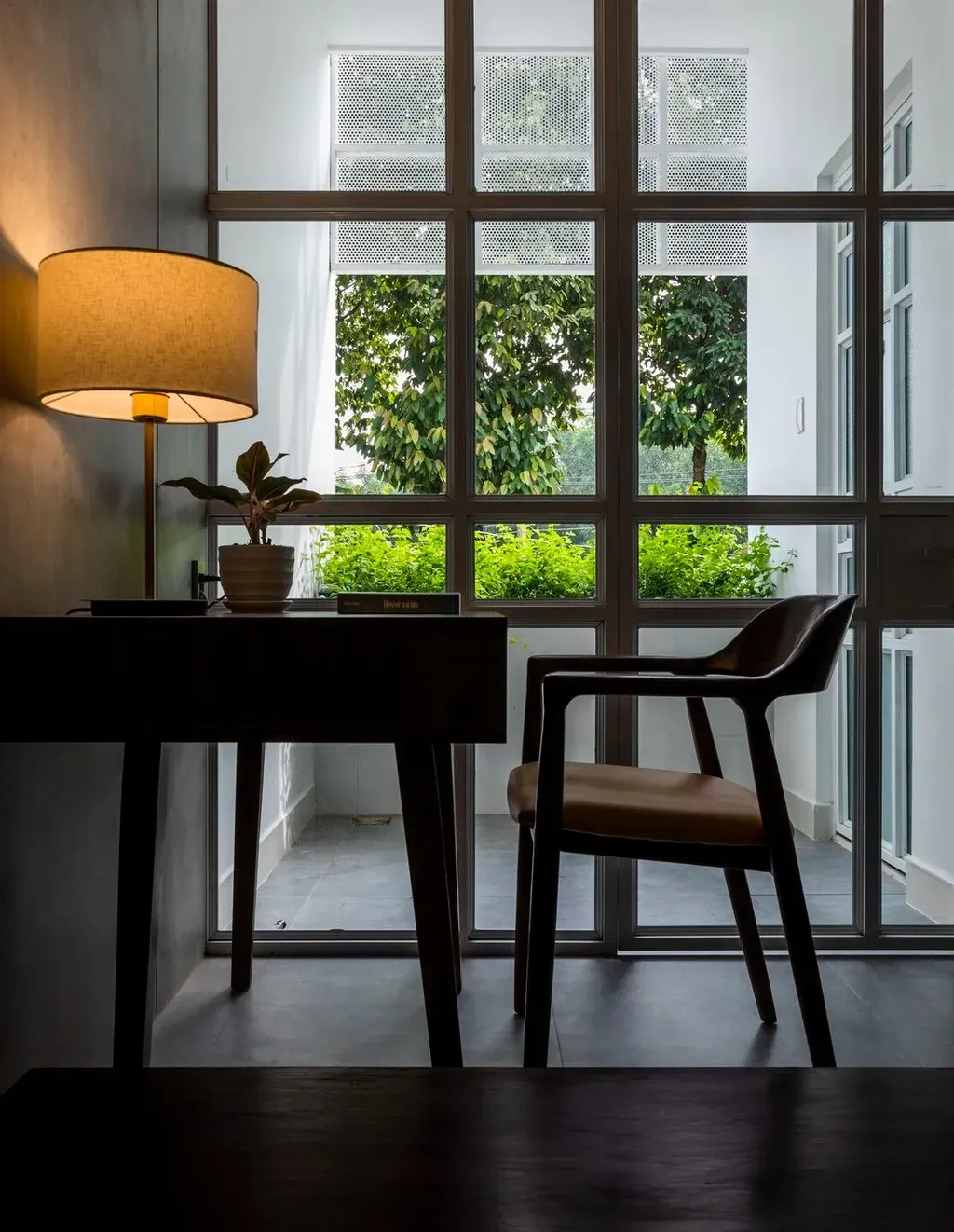 Phòng làm việc - “J House” tĩnh lặng và an yên tách biệt phố đông của nữ giáo viên độc thân | Space T