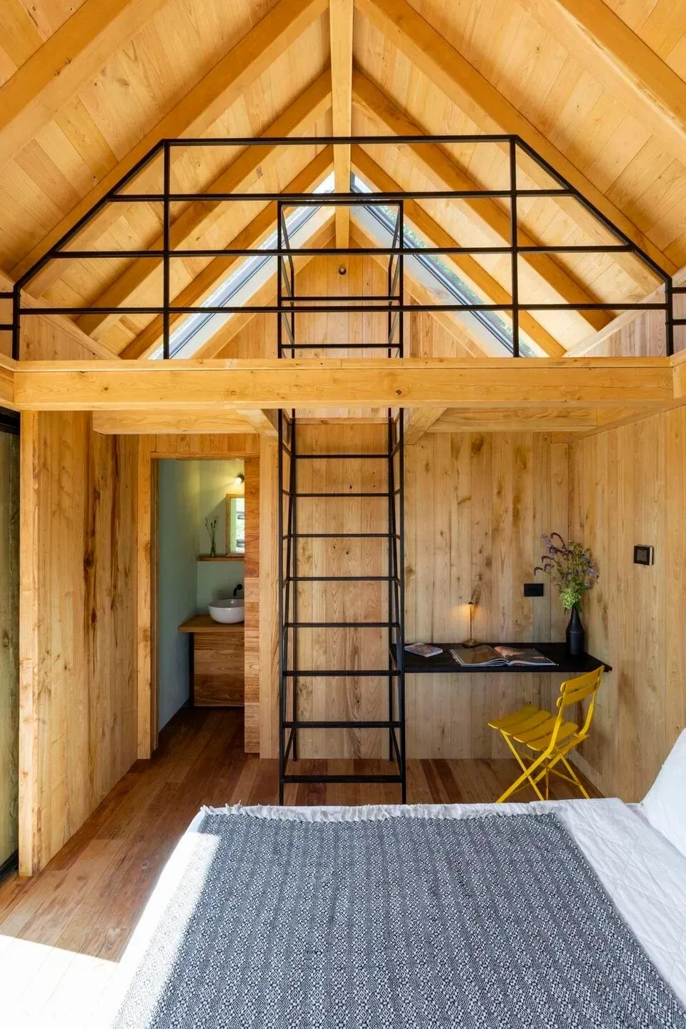 Phòng ngủ - Ý tưởng xây nhà gỗ mini cho hội thích "bỏ phố về rừng" nghỉ dưỡng cuối tuần  | Space T