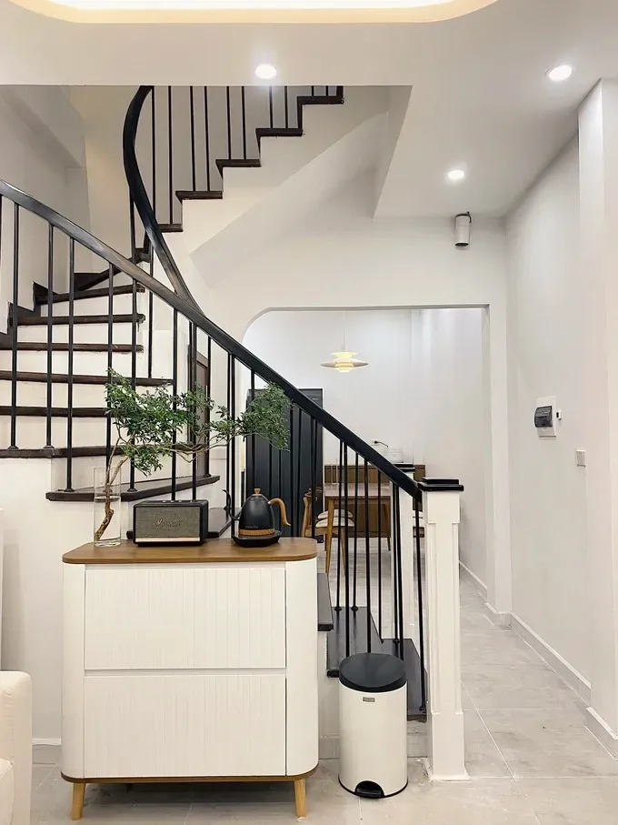 Lối vào, Cầu thang - Nhà cũ 38m2 20 năm tuổi tại Hà Nội “vịt hóa thiên nga” sau cải tạo toàn diện | Space T