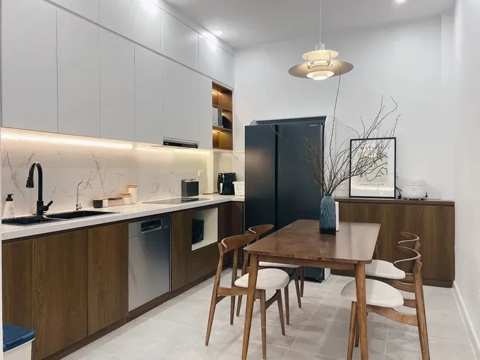 Phòng bếp - Nhà cũ 38m2 20 năm tuổi tại Hà Nội “vịt hóa thiên nga” sau cải tạo toàn diện | Space T