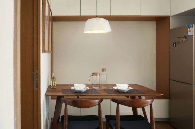 Phòng ăn - Căn hộ tinh tế, trang nhã với tông màu trắng - đen - nâu gỗ của một nghệ sỹ  | Space T