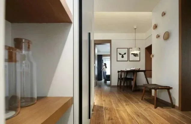 Lối vào - Căn hộ tinh tế, trang nhã với tông màu trắng - đen - nâu gỗ của một nghệ sỹ | Space T