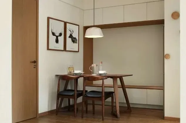 Phòng ăn - Căn hộ tinh tế, trang nhã với tông màu trắng - đen - nâu gỗ của một nghệ sỹ | Space T