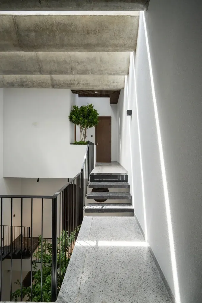 Hành lang - Ngôi nhà 100m2 mái lam gỗ cách tân mát mẻ quanh năm tại Đà Nẵng | Space T