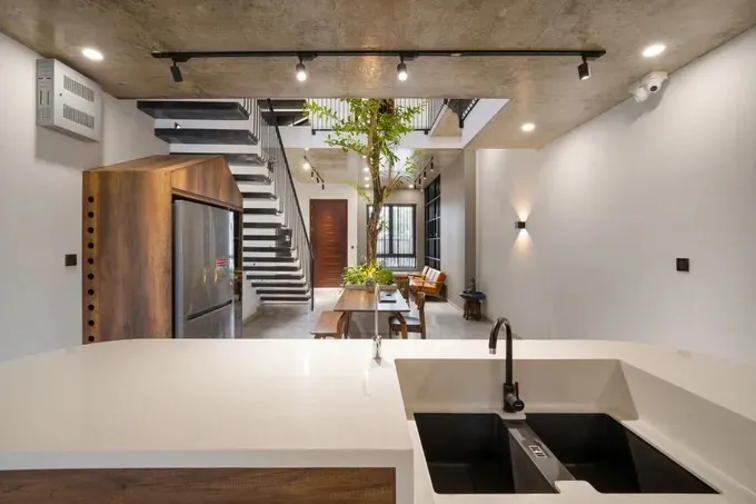 Phòng bếp - Ngôi nhà 100m2 mái lam gỗ cách tân mát mẻ quanh năm tại Đà Nẵng | Space T