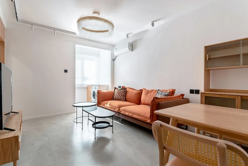 Phòng khách - Tổ ấm đơn giản kiểu Scandinavian với màu gỗ và cam cháy ấm áp | Space T