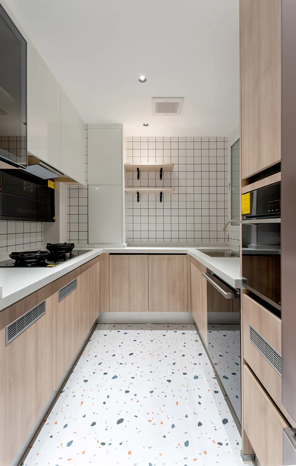 Phòng bếp - Tổ ấm đơn giản kiểu Scandinavian với màu gỗ và cam cháy ấm áp | Space T