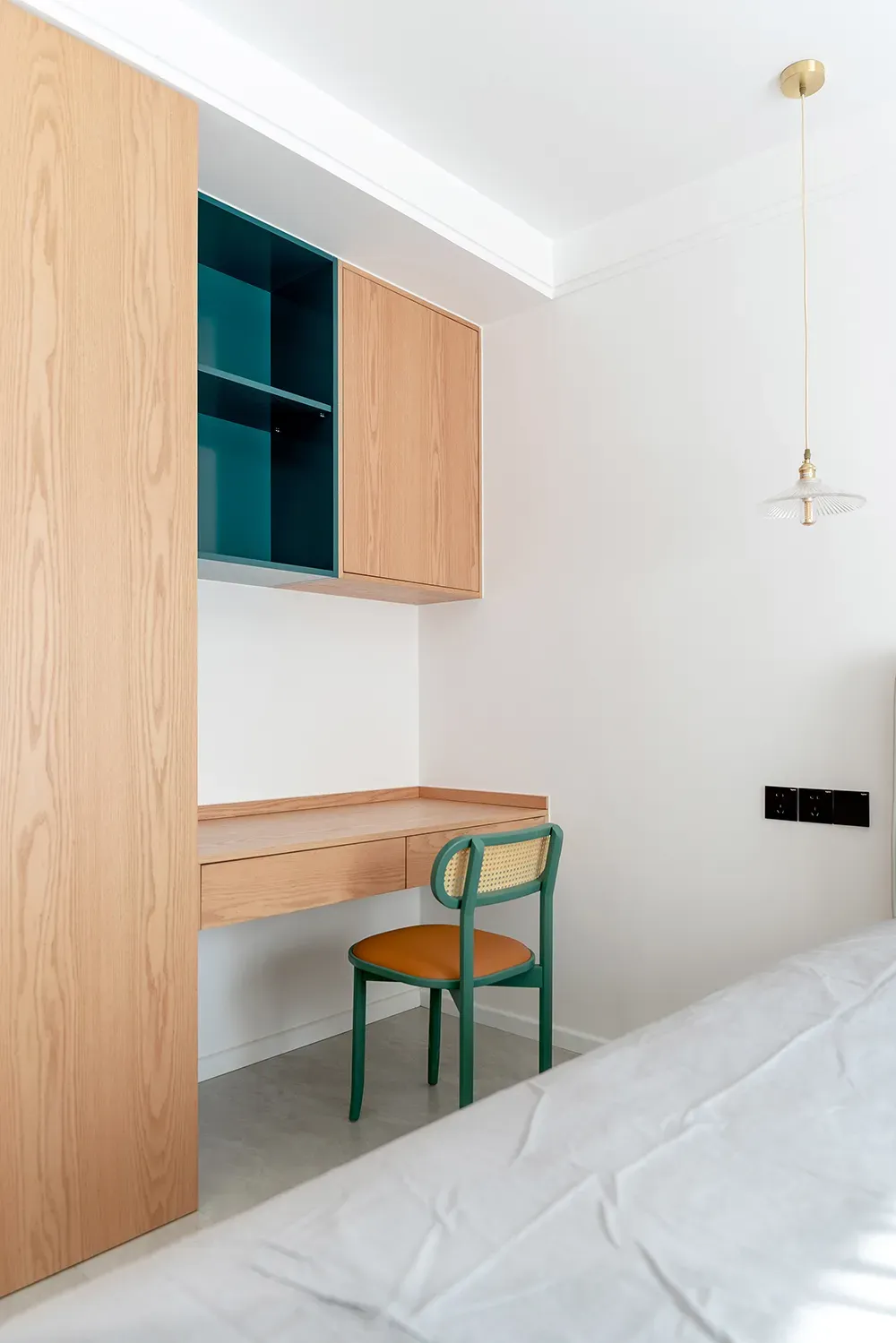 Phòng ngủ - Tổ ấm đơn giản kiểu Scandinavian với màu gỗ và cam cháy ấm áp | Space T