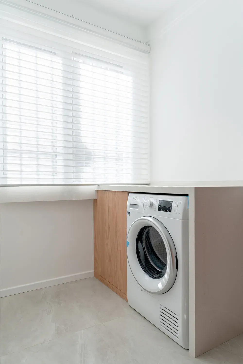 Lô gia - Tổ ấm đơn giản kiểu Scandinavian với màu gỗ và cam cháy ấm áp | Space T