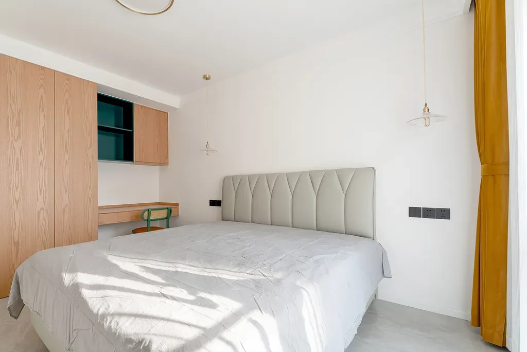 Phòng ngủ - Tổ ấm đơn giản kiểu Scandinavian với màu gỗ và cam cháy ấm áp | Space T