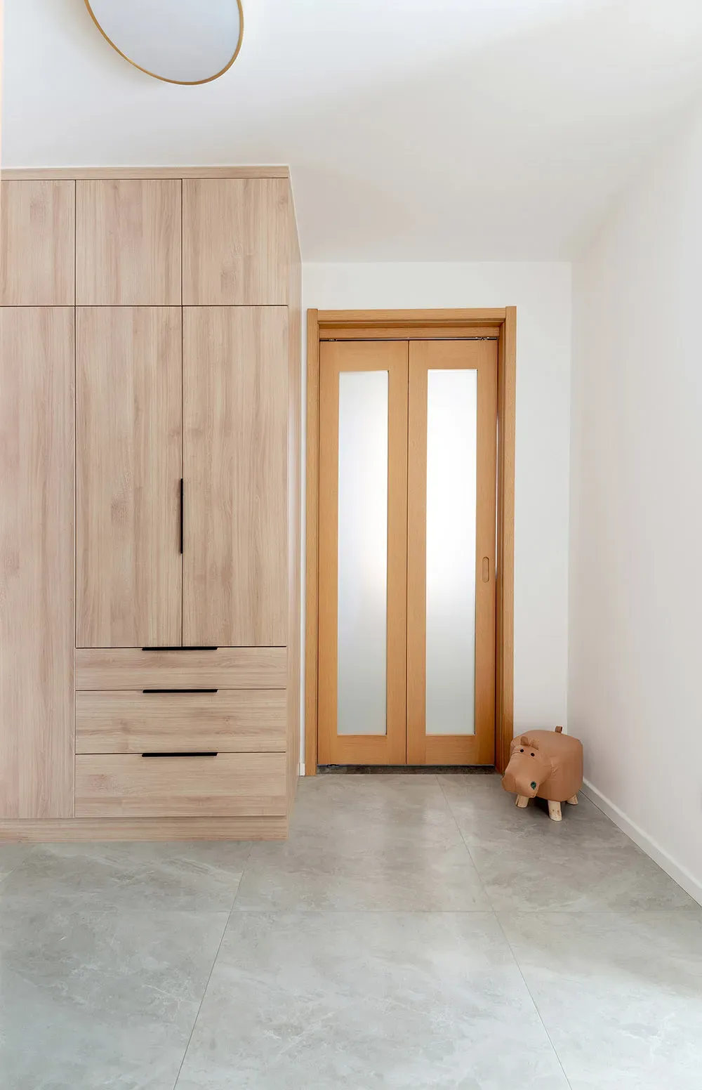 Phòng ngủ - Tổ ấm đơn giản kiểu Scandinavian với màu gỗ và cam cháy ấm áp | Space T