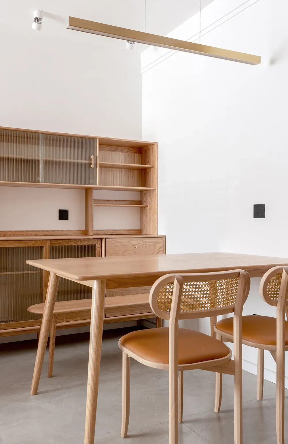 Phòng khách - Tổ ấm đơn giản kiểu Scandinavian với màu gỗ và cam cháy ấm áp | Space T