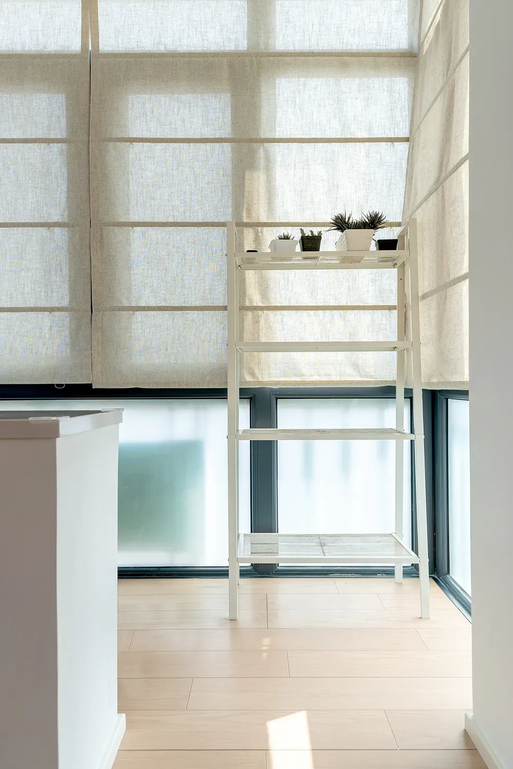 Lô gia - Bất ngờ tổ ấm 46m2 của gia đình 4 người gọn gàng và tươm tất | Space T