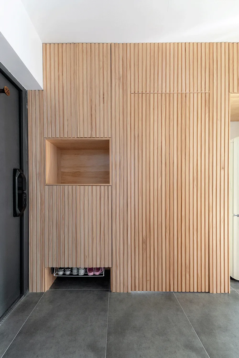Lối vào - Bất ngờ tổ ấm 46m2 của gia đình 4 người gọn gàng và tươm tất | Space T