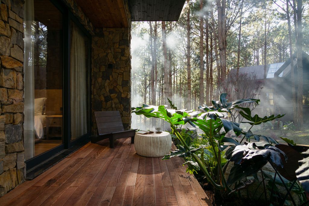 Sân vườn, Sảnh - Ấn tượng với biệt thự thơ mộng giữa rừng thông Đà lạt  | Space T