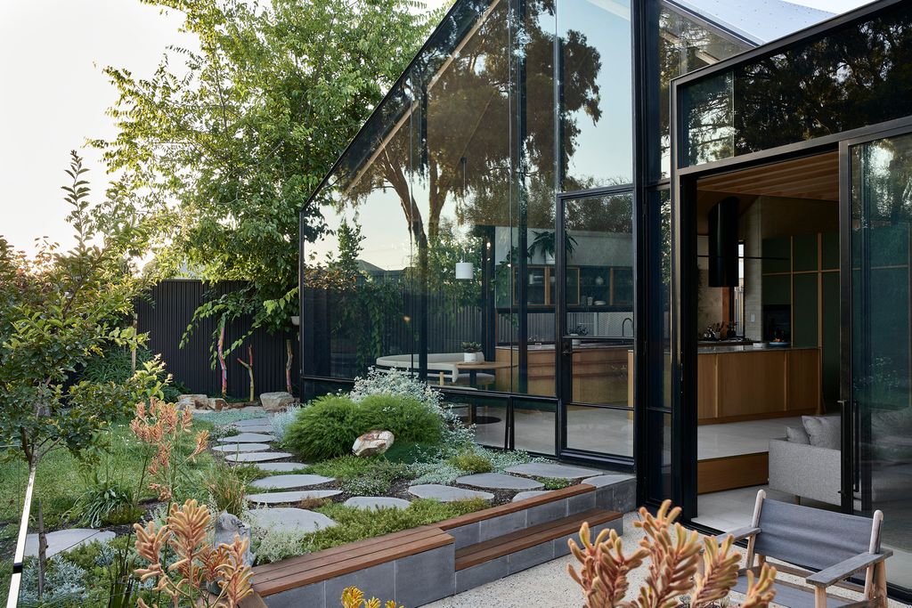 Sân vườn - Căn nhà bằng kính với thiết kế kiểu Minimalist - Nordic kết nối thiên nhiên  | Space T