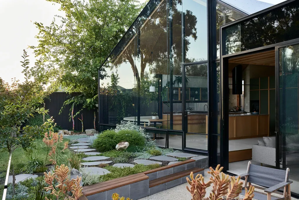 Sân vườn - Căn nhà bằng kính với thiết kế kiểu Minimalist - Nordic kết nối thiên nhiên | Space T