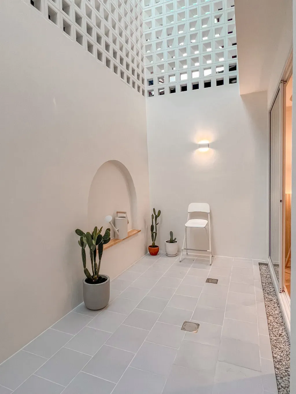 Lối vào - Cải tạo ngôi nhà phố cổ như một quán cà phê | Space T