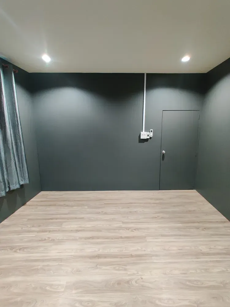 Phòng ngủ - Chi 48 triệu đưa phòng cũ “vịt hóa thiên nga” sang trọng với tông màu đen | Space T