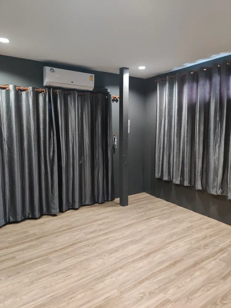 Phòng ngủ - Chi 48 triệu đưa phòng cũ “vịt hóa thiên nga” sang trọng với tông màu đen | Space T
