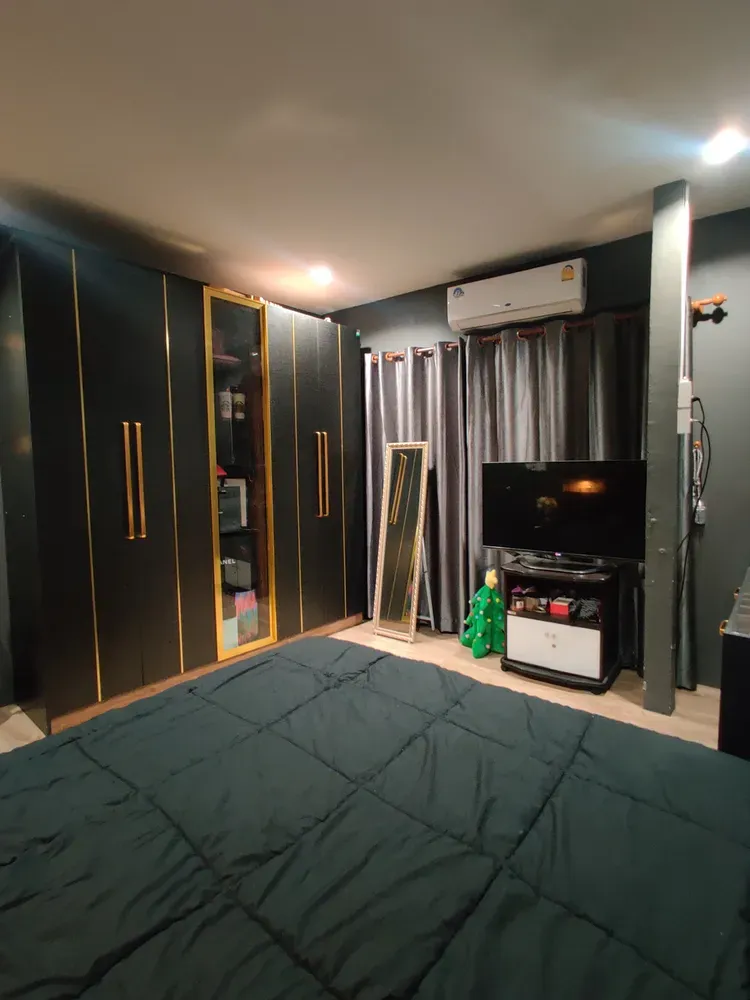 Phòng ngủ - Chi 48 triệu đưa phòng cũ “vịt hóa thiên nga” sang trọng với tông màu đen | Space T