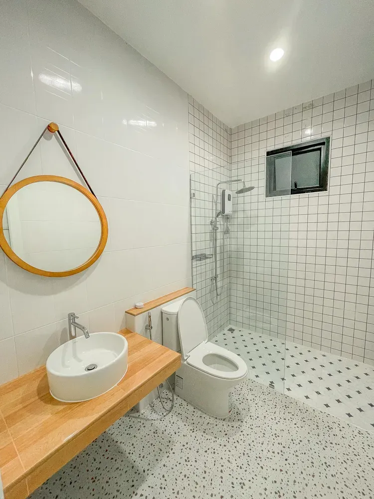 Phòng tắm - Căn nhà hiện đại xây kiểu nhà sàn với thiết kế ấm cúng ai cũng mơ ước  | Space T